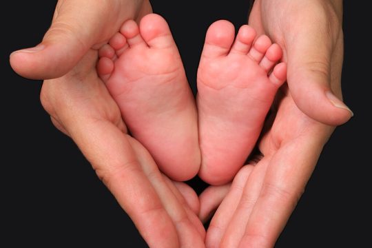 Η πρώτη γέννηση μωρού σε μήτρα από δωρεά οργάνων στη Βρετανία